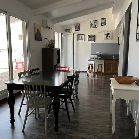 Grand Avec Terrasse Et Piscine Privee
