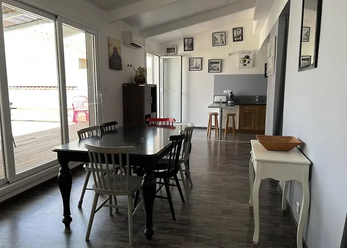 Grand Avec Terrasse Et Piscine Privee