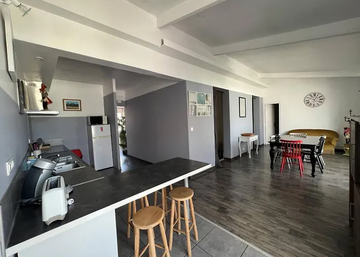 Grand Avec Terrasse Et Piscine Privee Daire